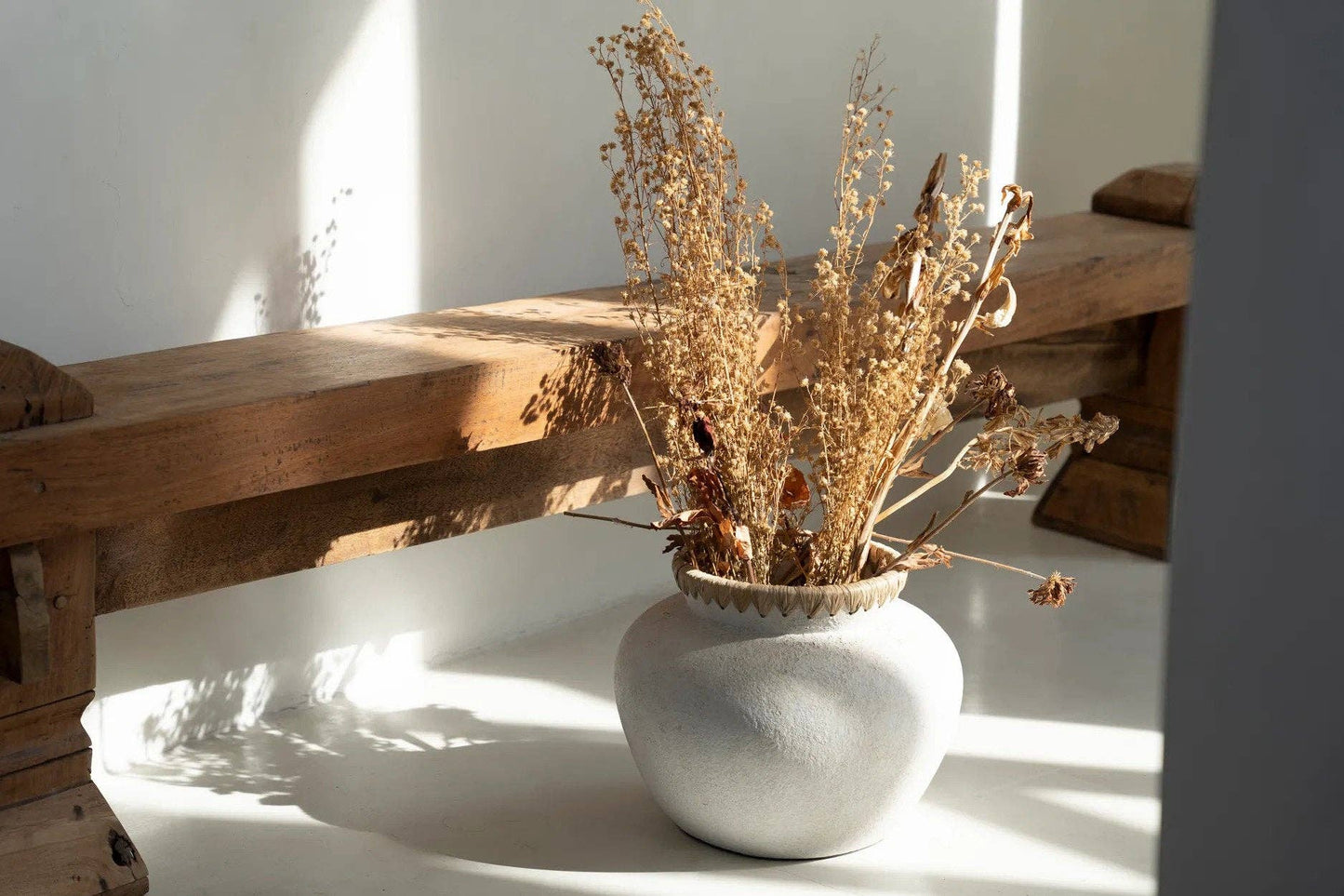 Vaso Decorativo em Terracota Natural com Ráfia