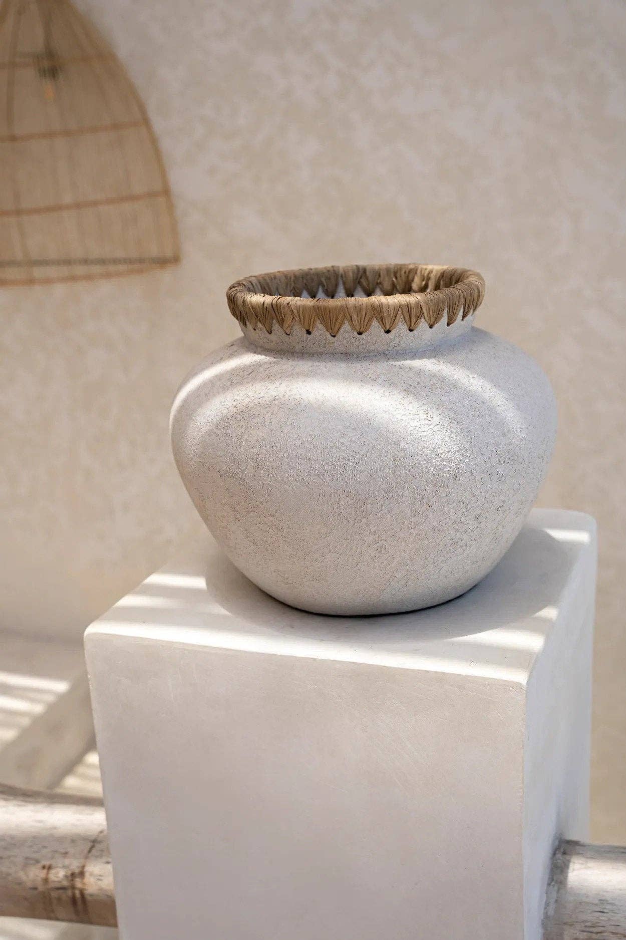 Vaso Decorativo em Terracota Natural com Ráfia
