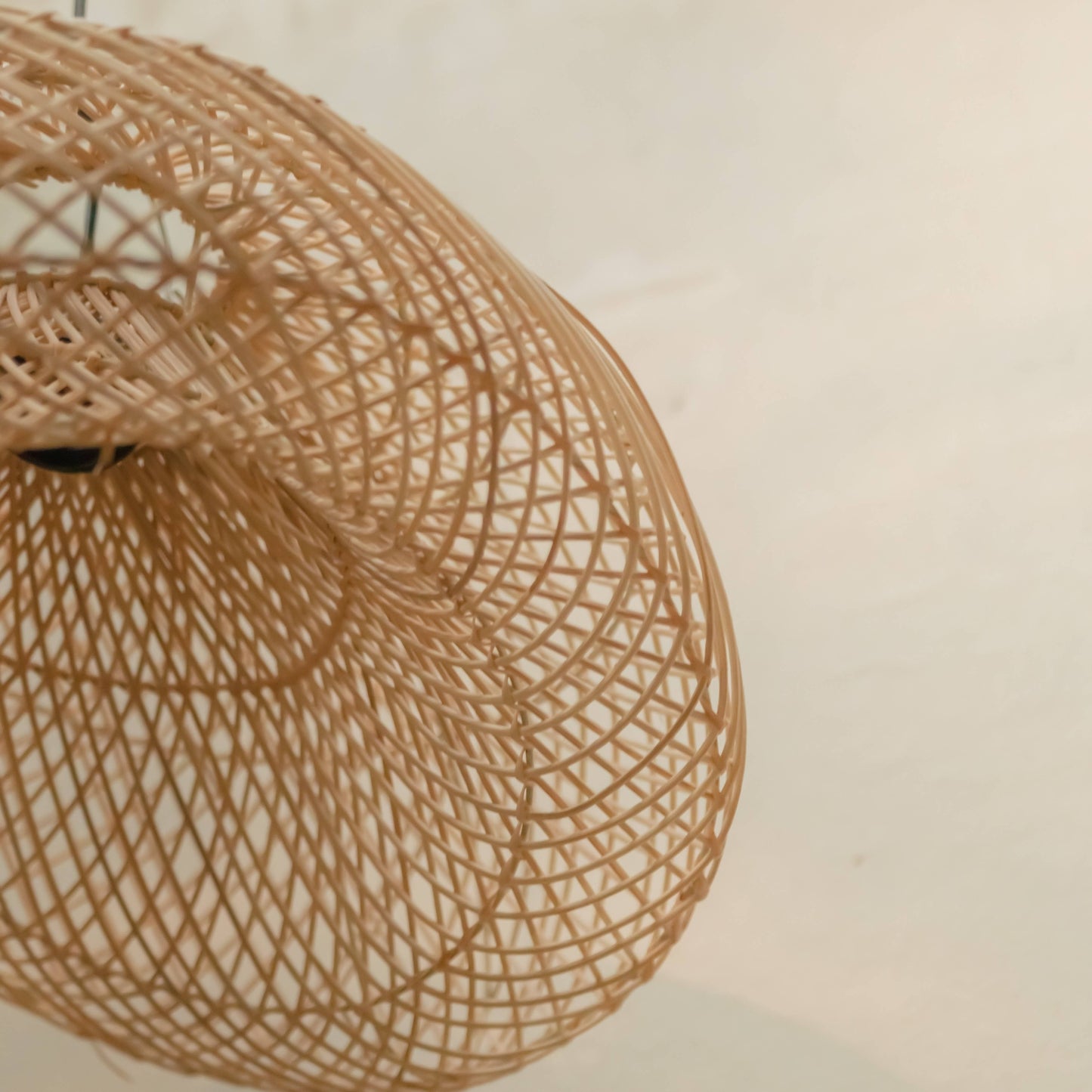 Abajur Suspenso em Fibra Natural